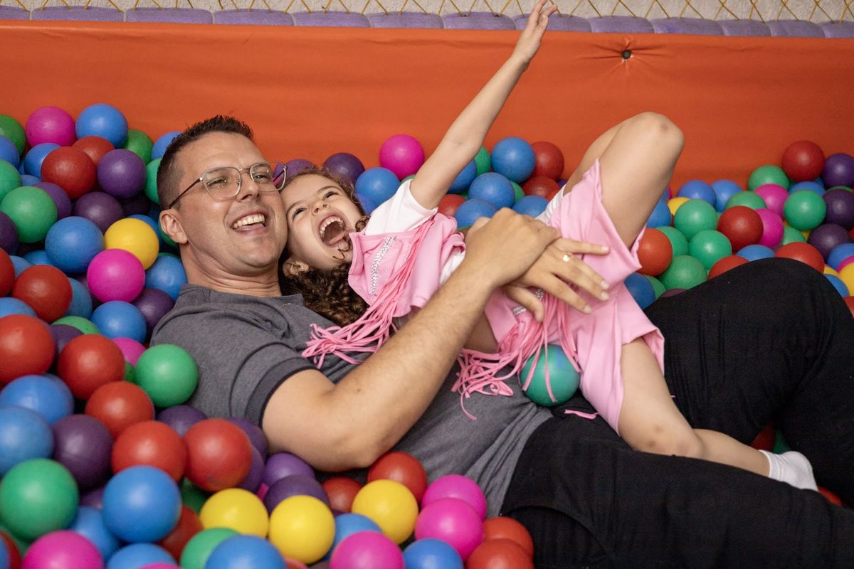 Festa infantil brincadeira piscina de bolinha pai e filha