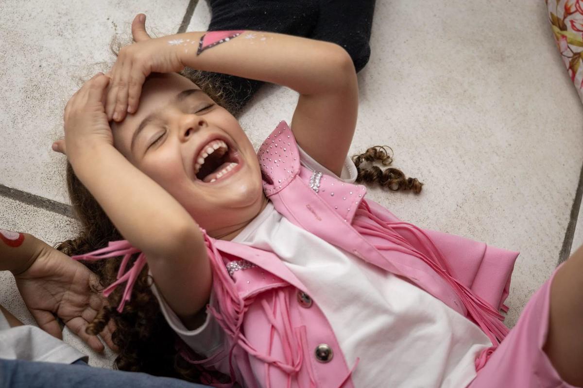 Festa infantil menina rosa alegria é brincadeira 