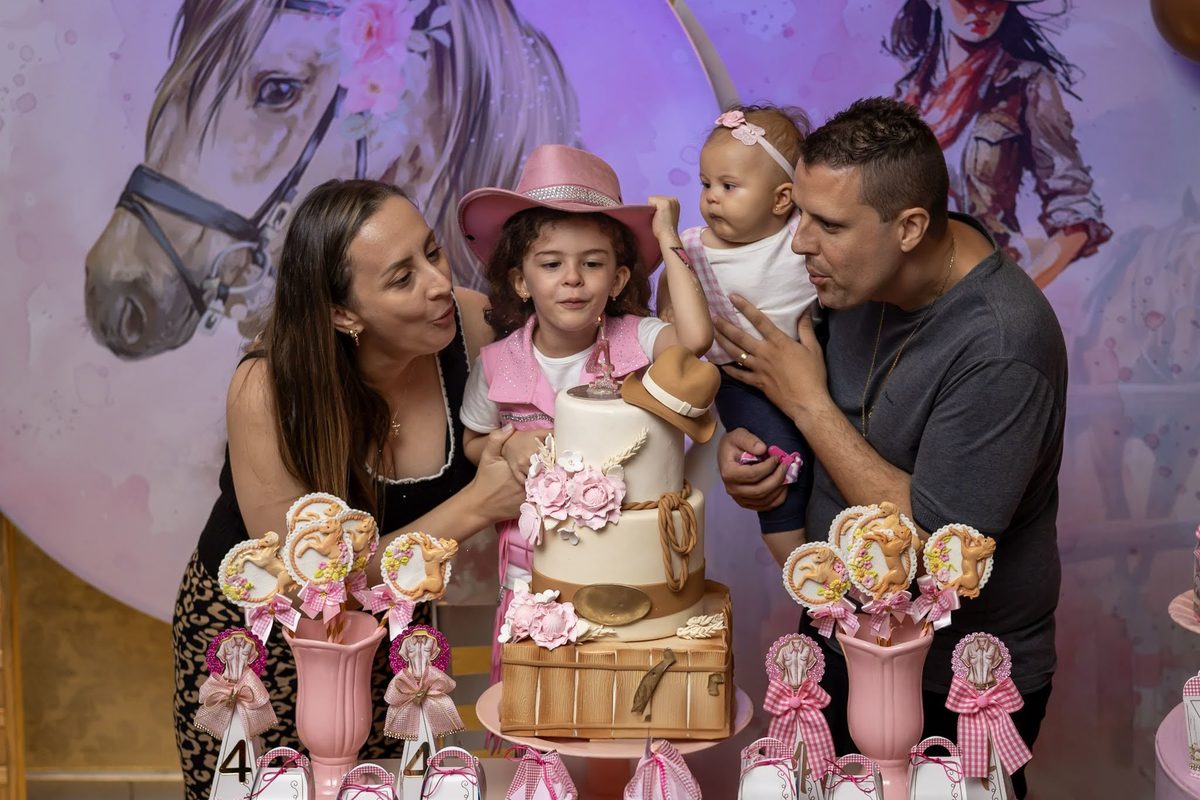 Festa infantil menina Boiadeira Rosa Parabéns família
