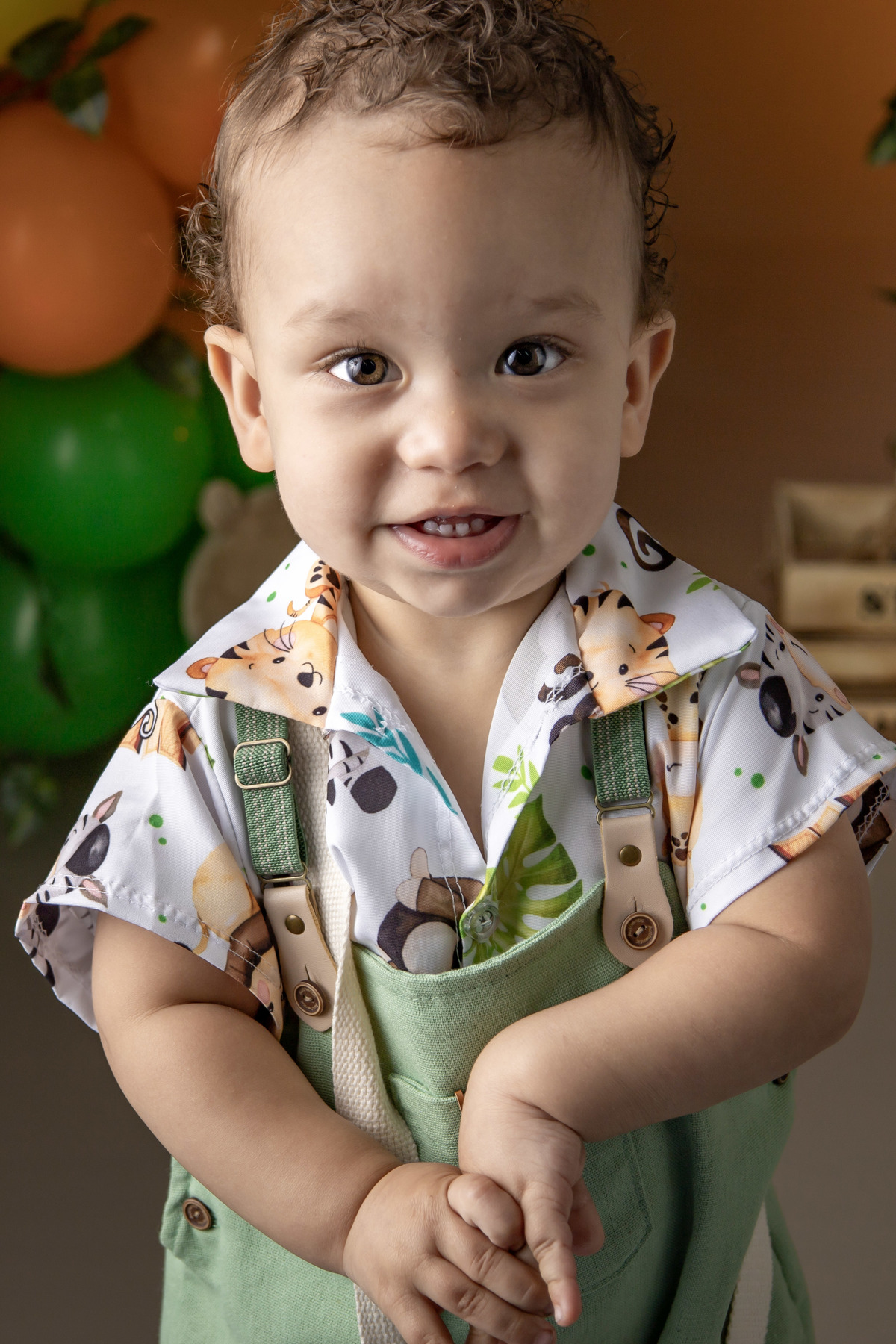 Close Ensaio fotografico infantil menino sorrindo tema safari 