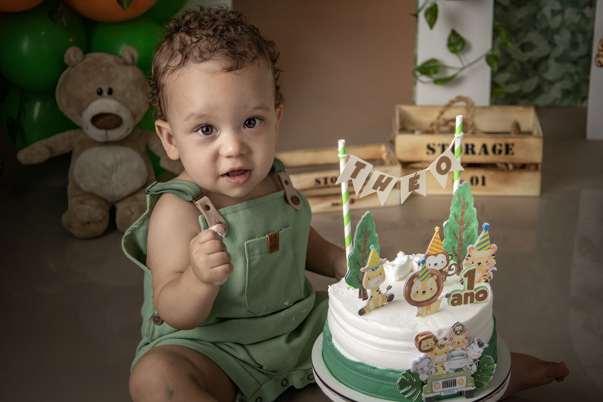 Ensaio fotografico infantil smash the cake, menino sorrindo, tema safari  