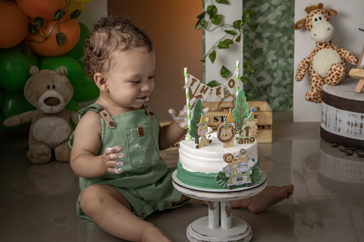 Ensaio fotografico infantil smash the cake, menino amassando o bolo, tema safari  