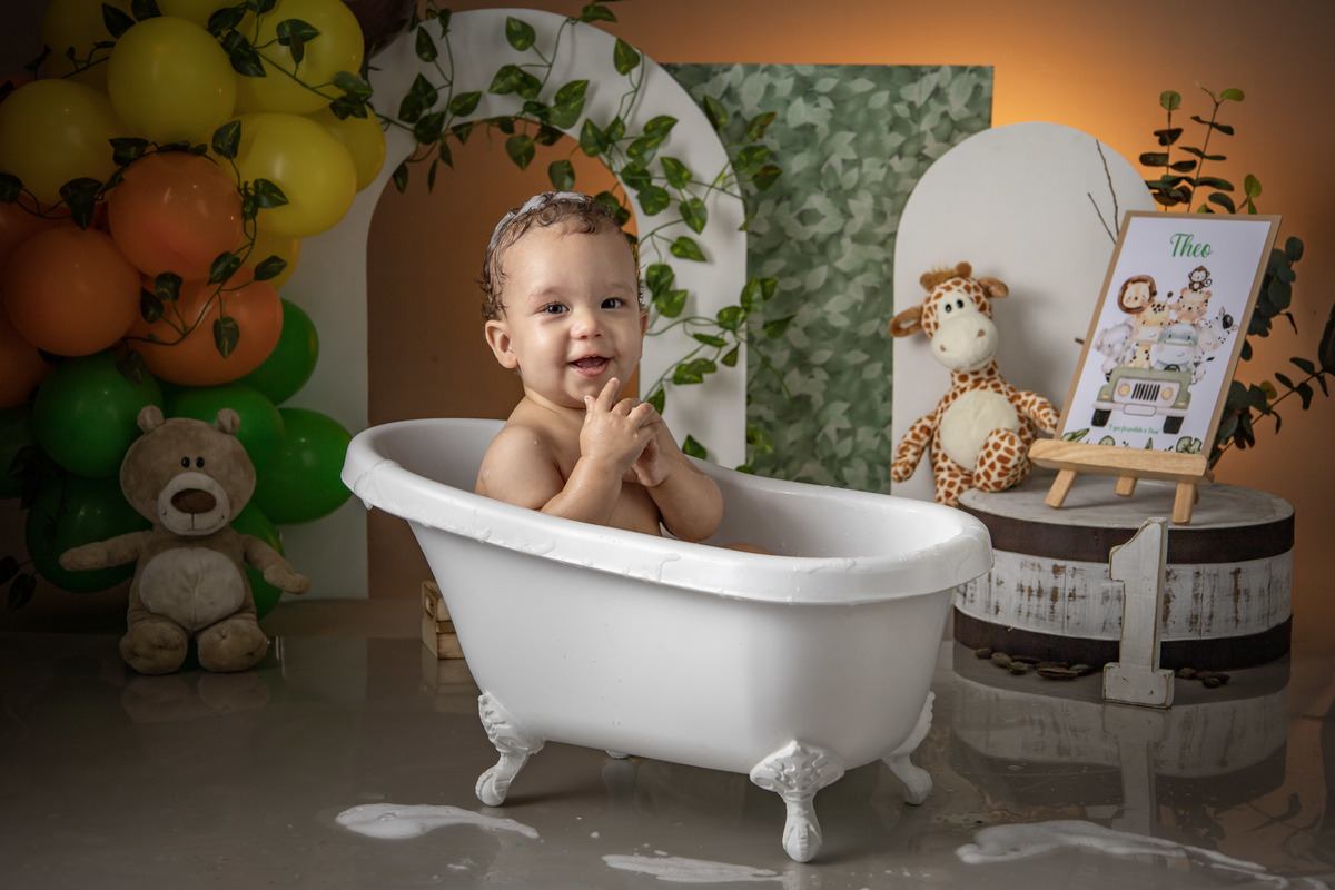 Ensaio fotografico infantil smash the cake, menino na banheira, momento splash, tema safari  