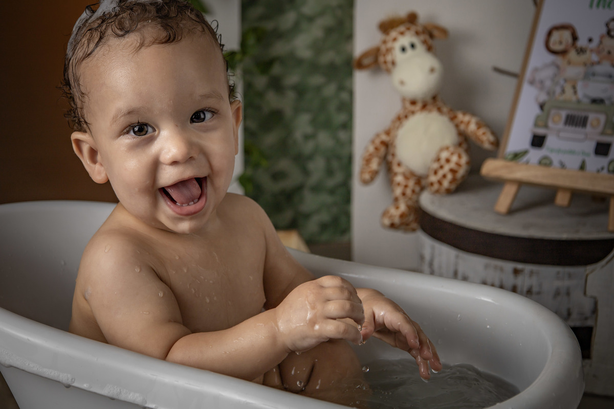 Close sorriso, ensaio fotografico infantil smash the cake, menino na banheira, momento splash, tema safari  