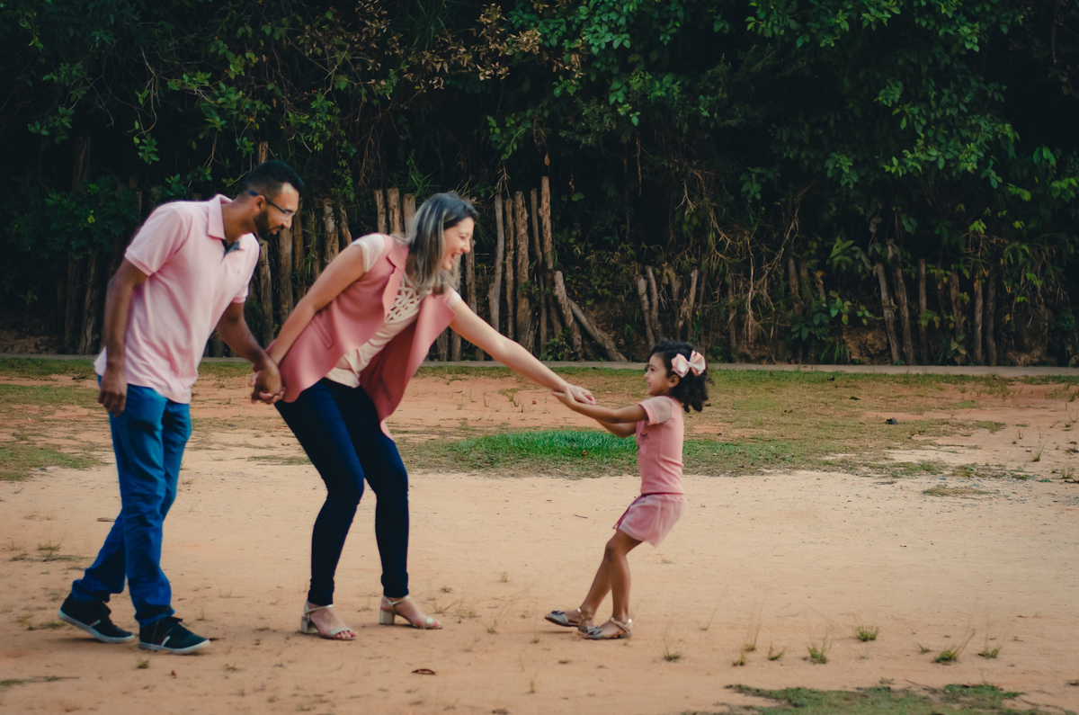 fotos de família ensaio externo com brincadeiras espontânea em belo horizonte