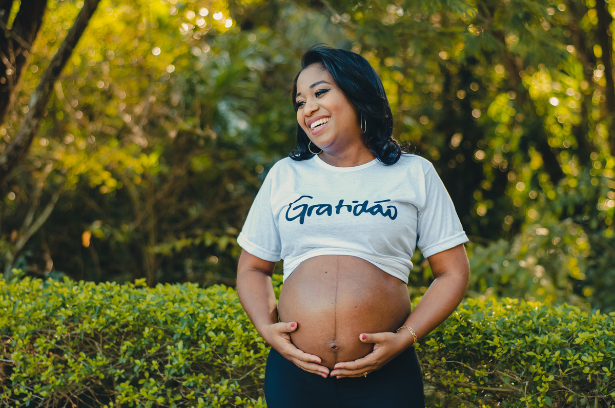 foto de gestante sorrindo ensaio externo Parque Fazenda Lagoa do Nado
