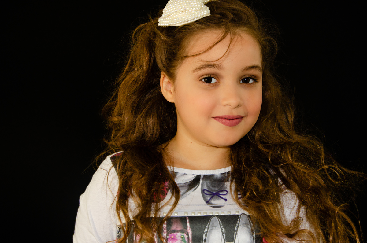 ensaio infantil meio corpo sorrindo fundo preto estudio em belo horizonte