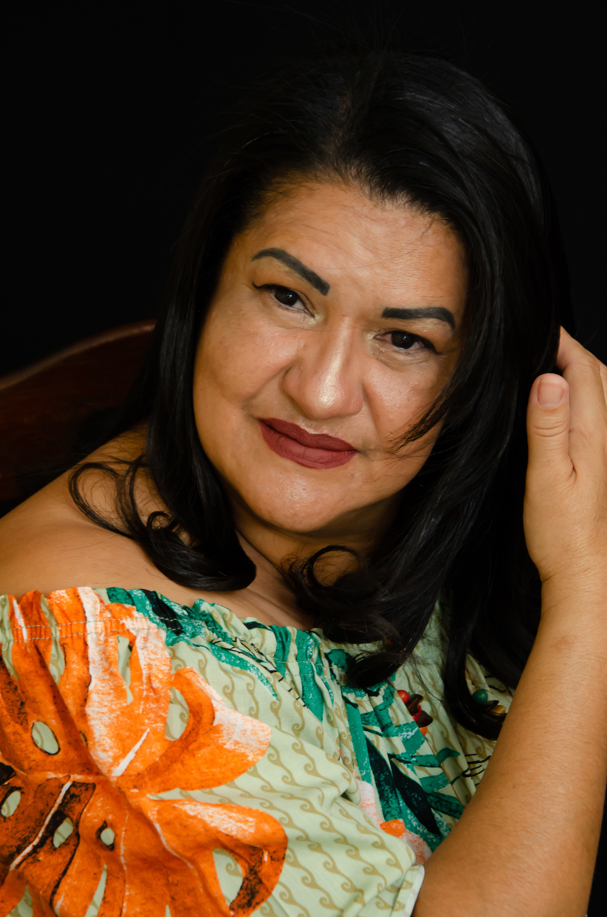 Ensaio feminino estudio aniversario de 50 anos fundo preto