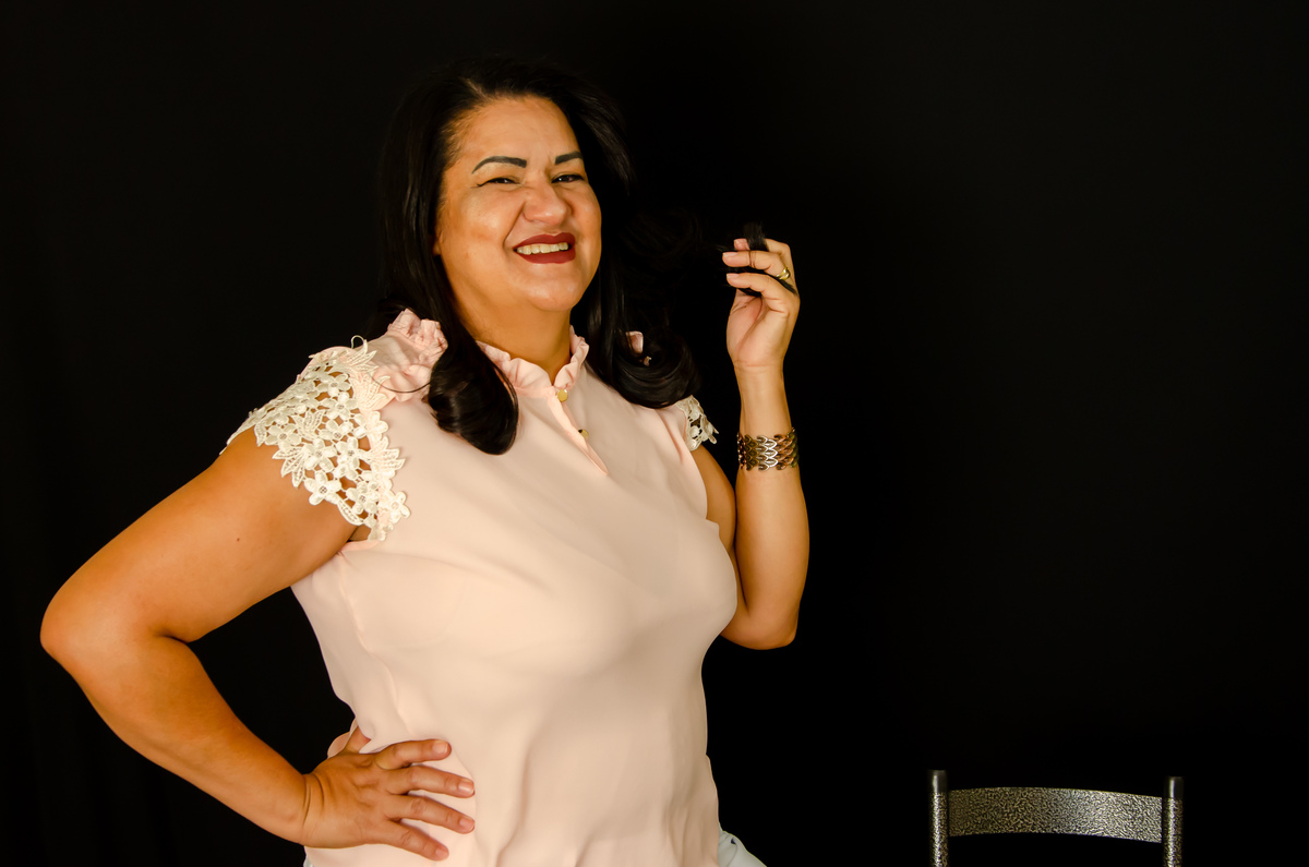 ensaio feminino aniversario 50 anos fundo escuro casual