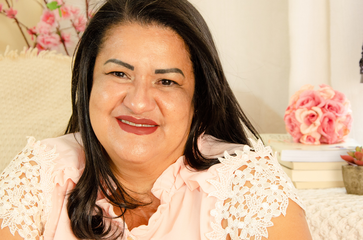 Ensaio feminino estudio fundo claro