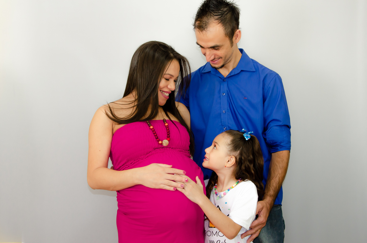 ensaio em familia gestação fundo branco