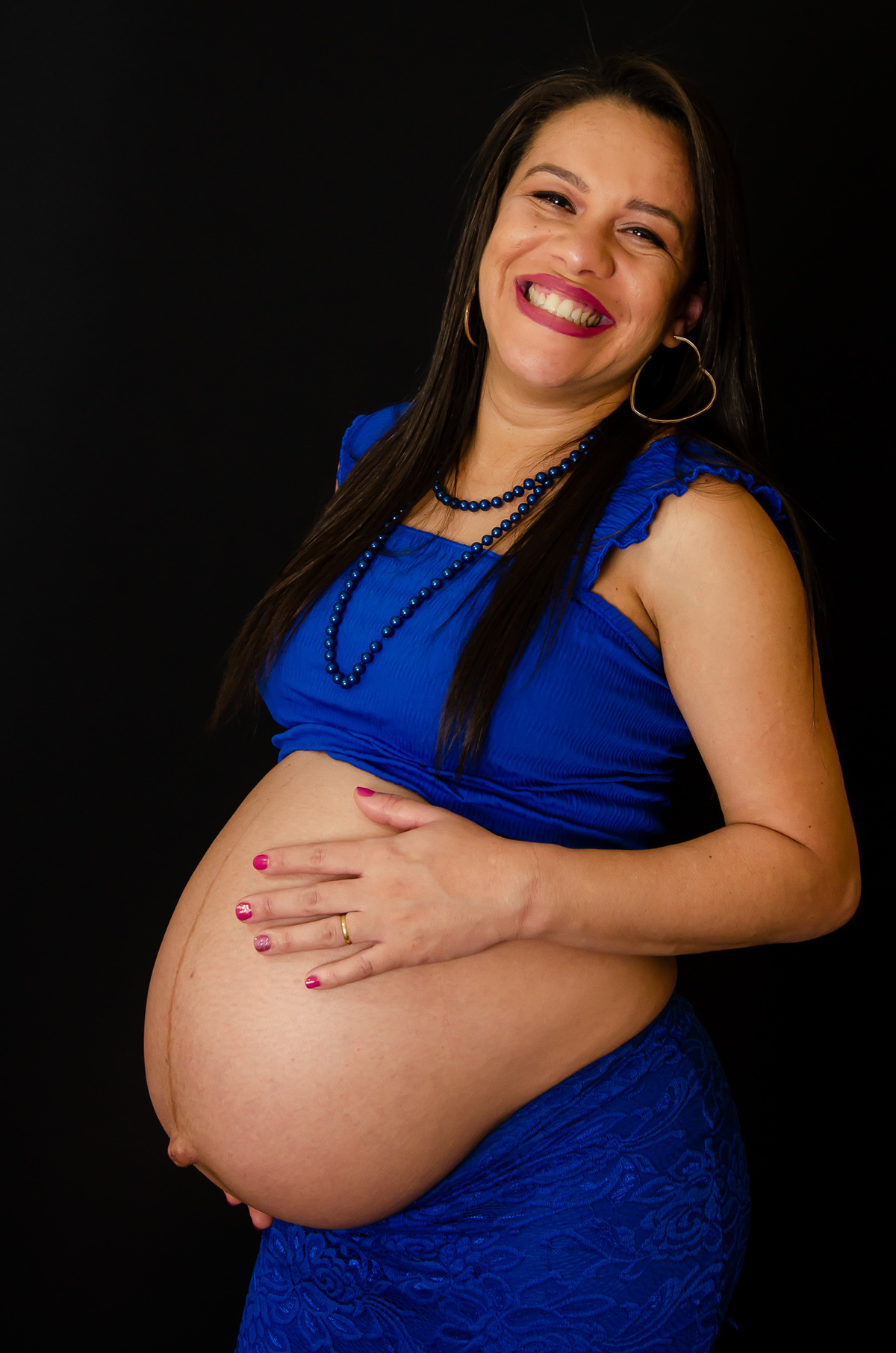 ensaio gestante em estudio fundo preto