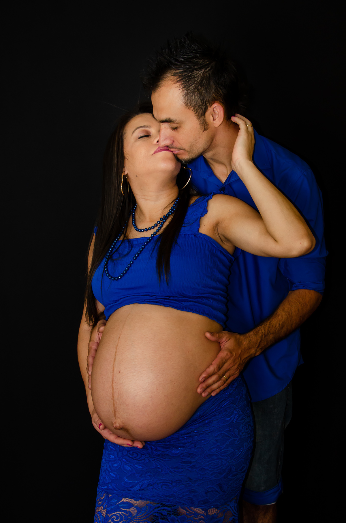 foto casal ensaio gestante fundo preto