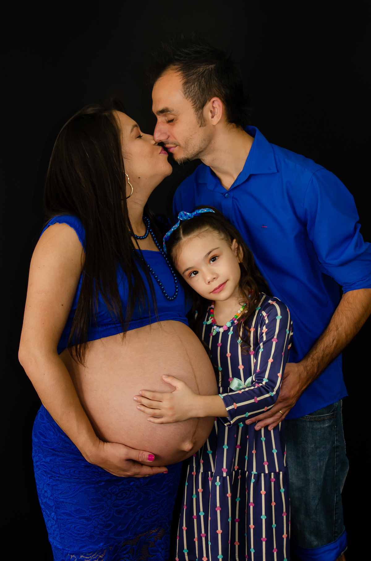 foto familia ensaio gestante fundo preto