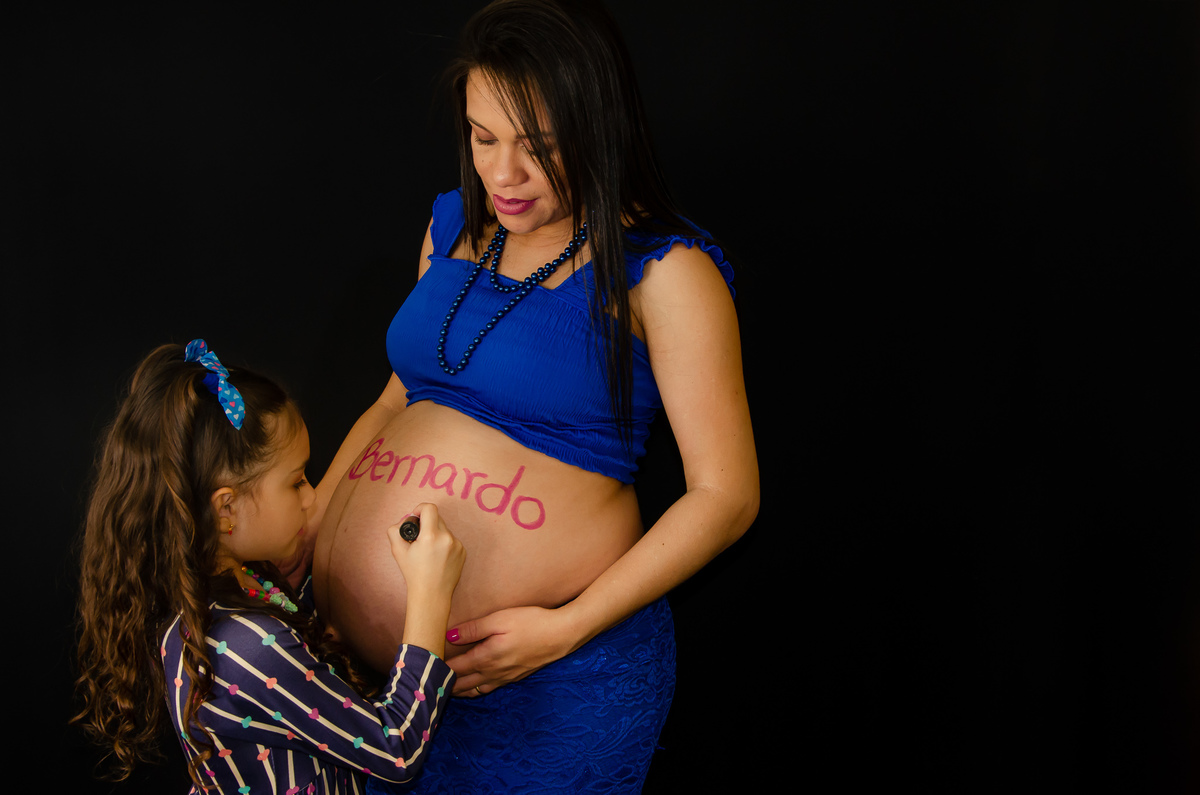 ensaio gestante foto mãe e filha nome na barriga fundo preto