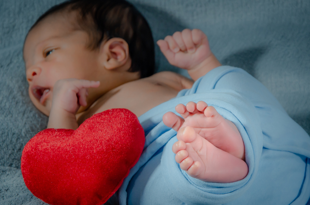 ensaio newborn masculino coração vermelho