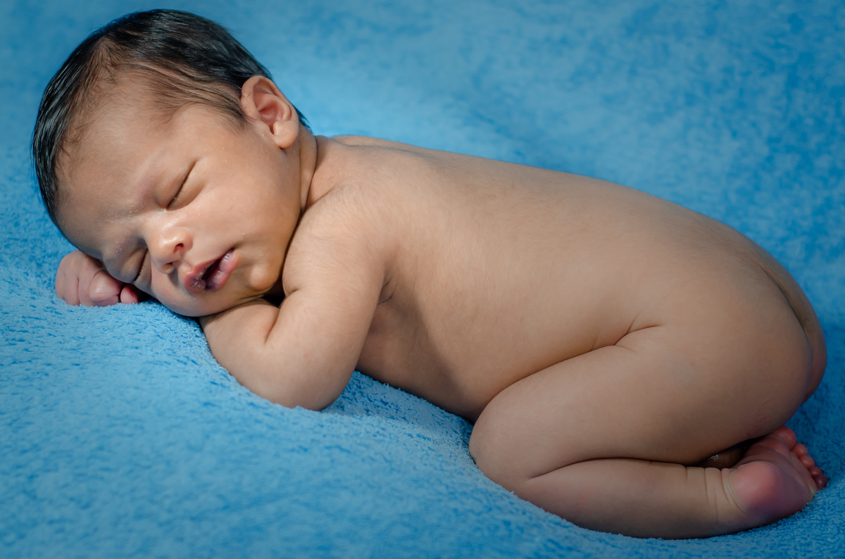 ensaio newborm masculino pose de bundinha