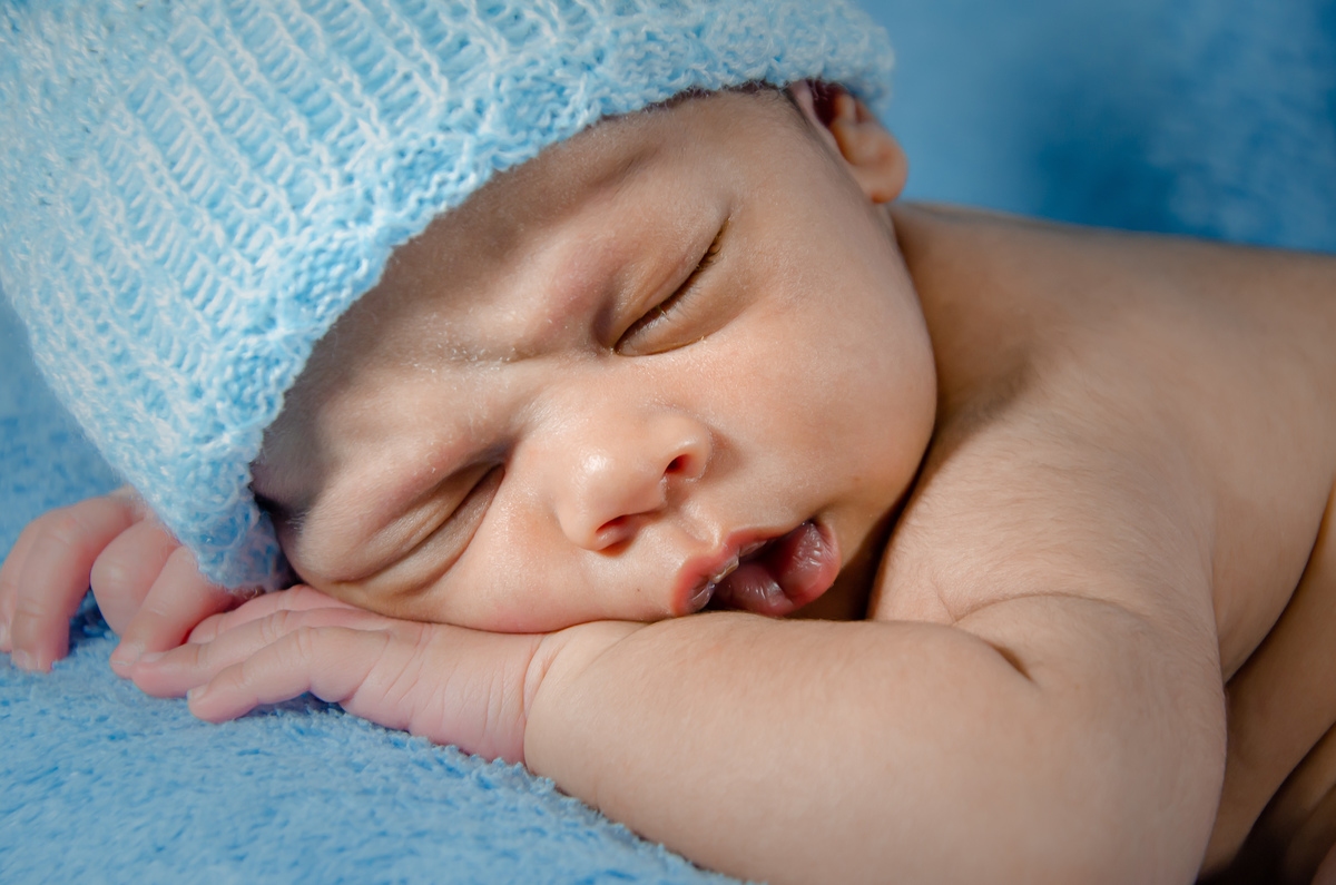 ensaio newborm menino touca azul