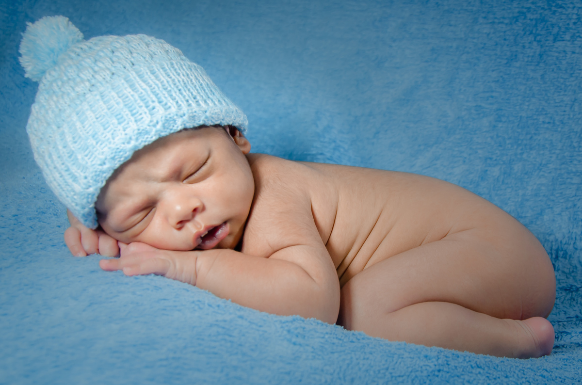 ensaio newborm menino touca azul pose de bundinha