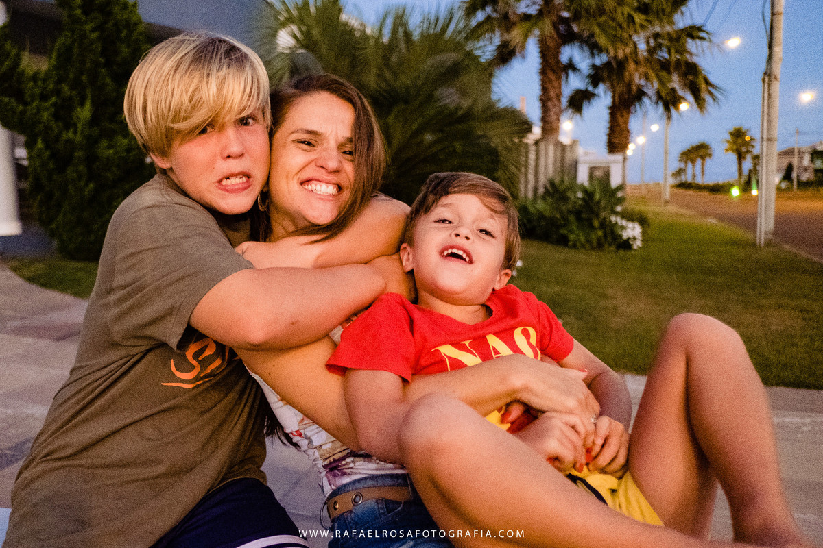 fotografia de mãe e filhos