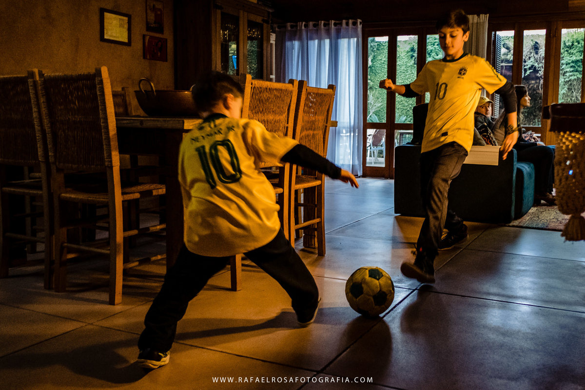 filhos jogando futebol em casa