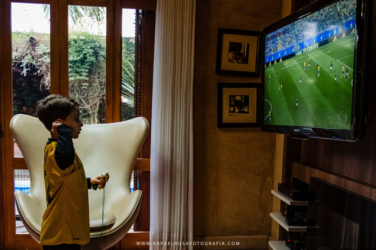 família olhando jogo do brasil e méxico