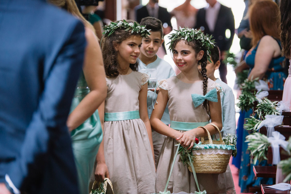 As meninas das alianças a entrar na igreja