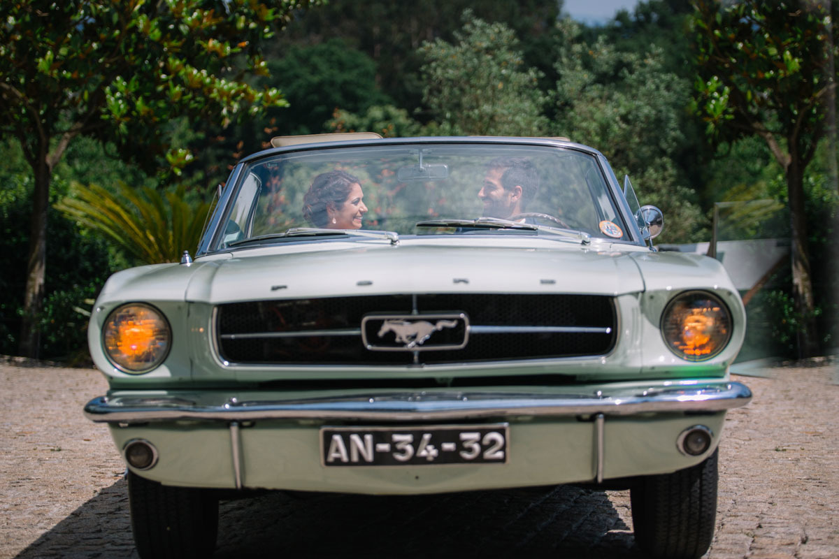 noivos chegam à quinta num carro clássico