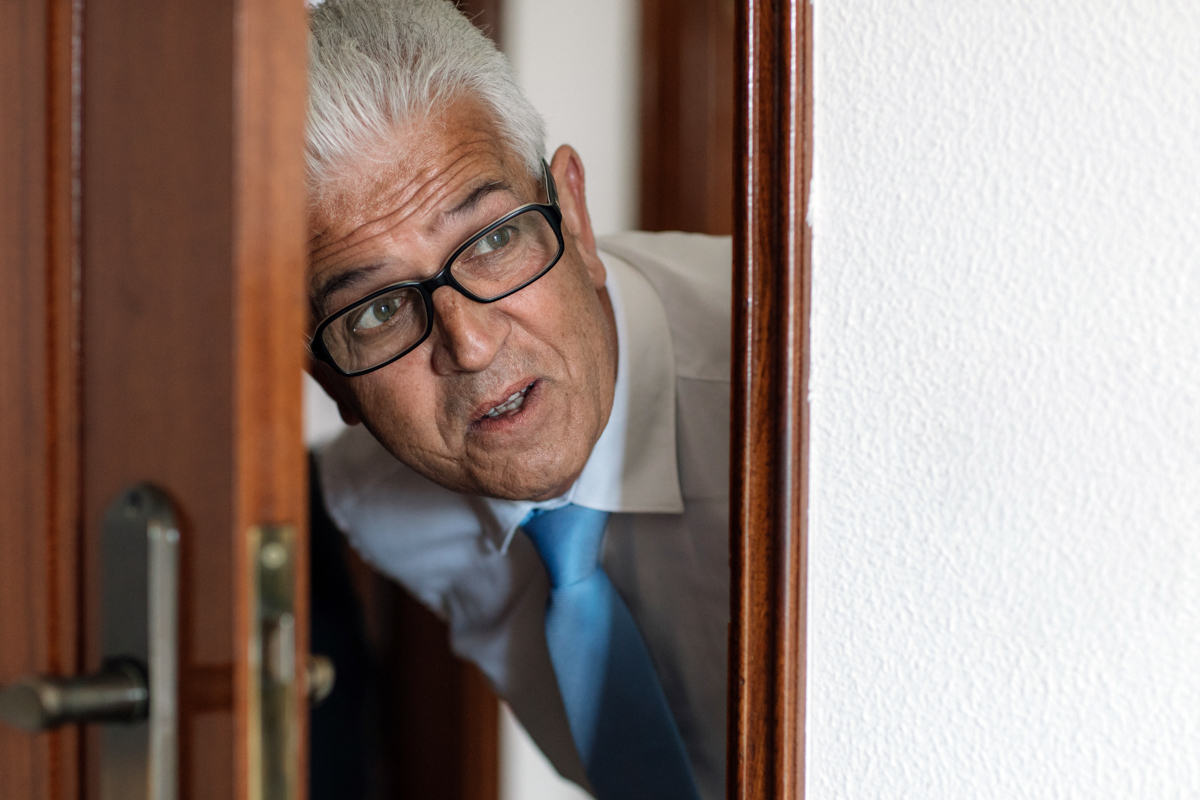 pai a espreitar a filha 