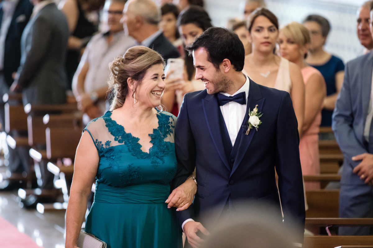 noivo a entrar na igreja