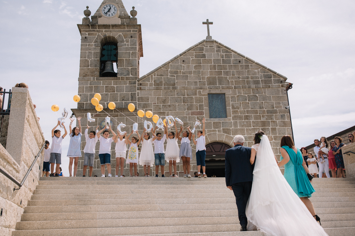 noiva a entrar na igreja com os pais