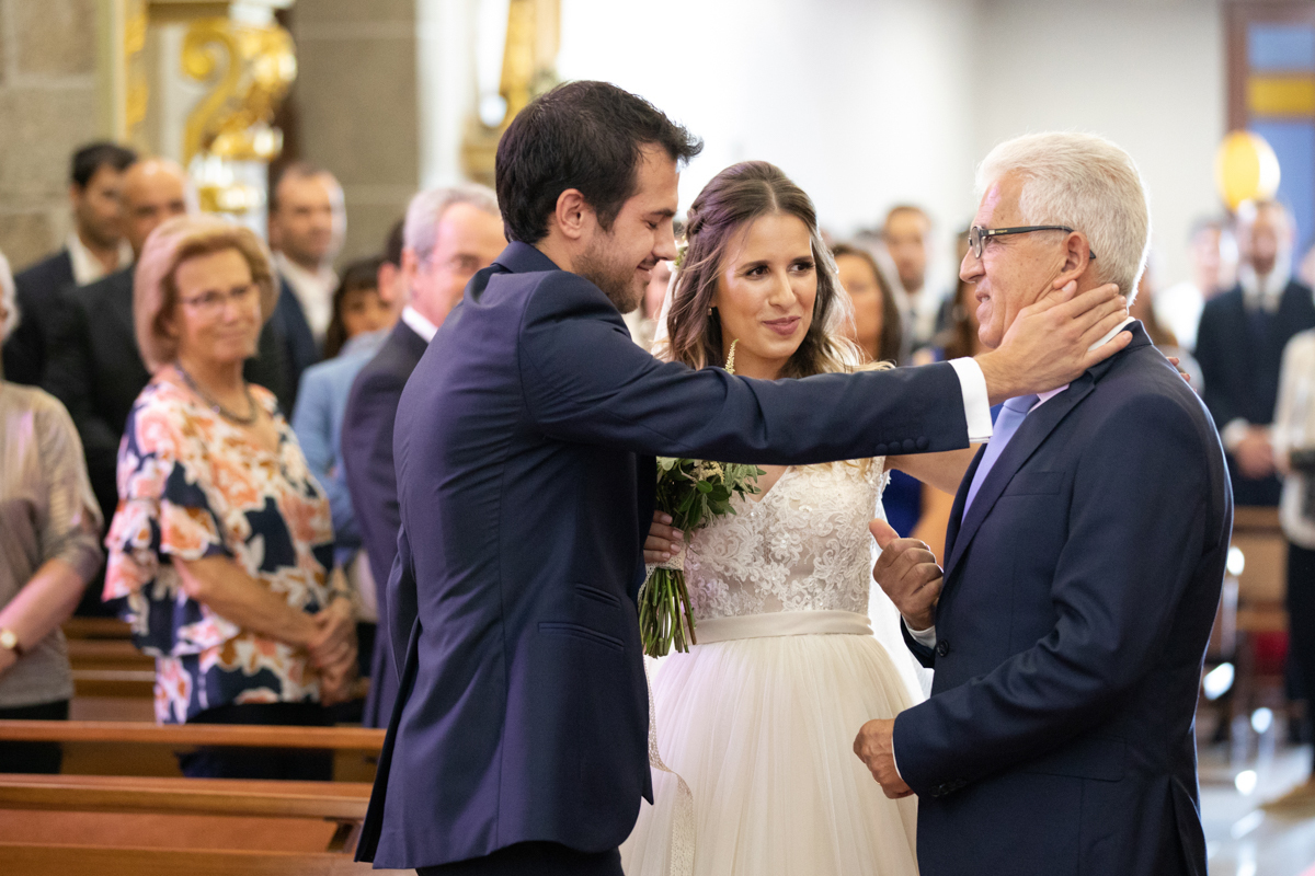 pai entrega a noiva no altar