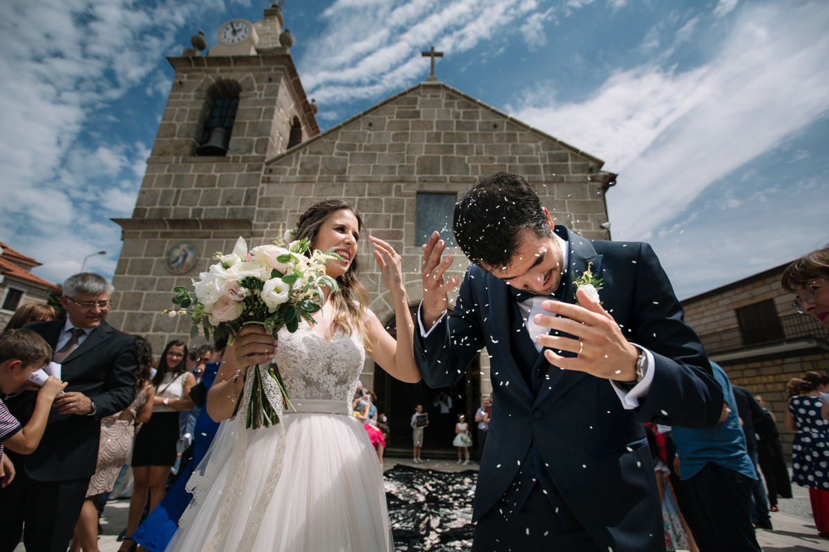 convidados atiram arroz aos noivos à saída da igreja