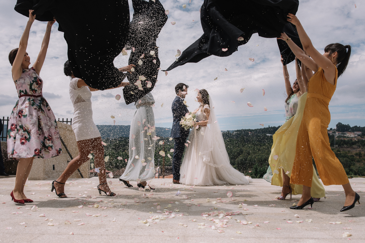 capa dos praxistas usadas para atirar arroz aos noivos depois do casamento