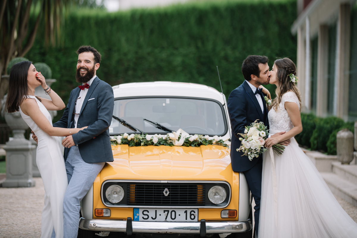 noivos e amigos chegam à quinta num carro antigo 