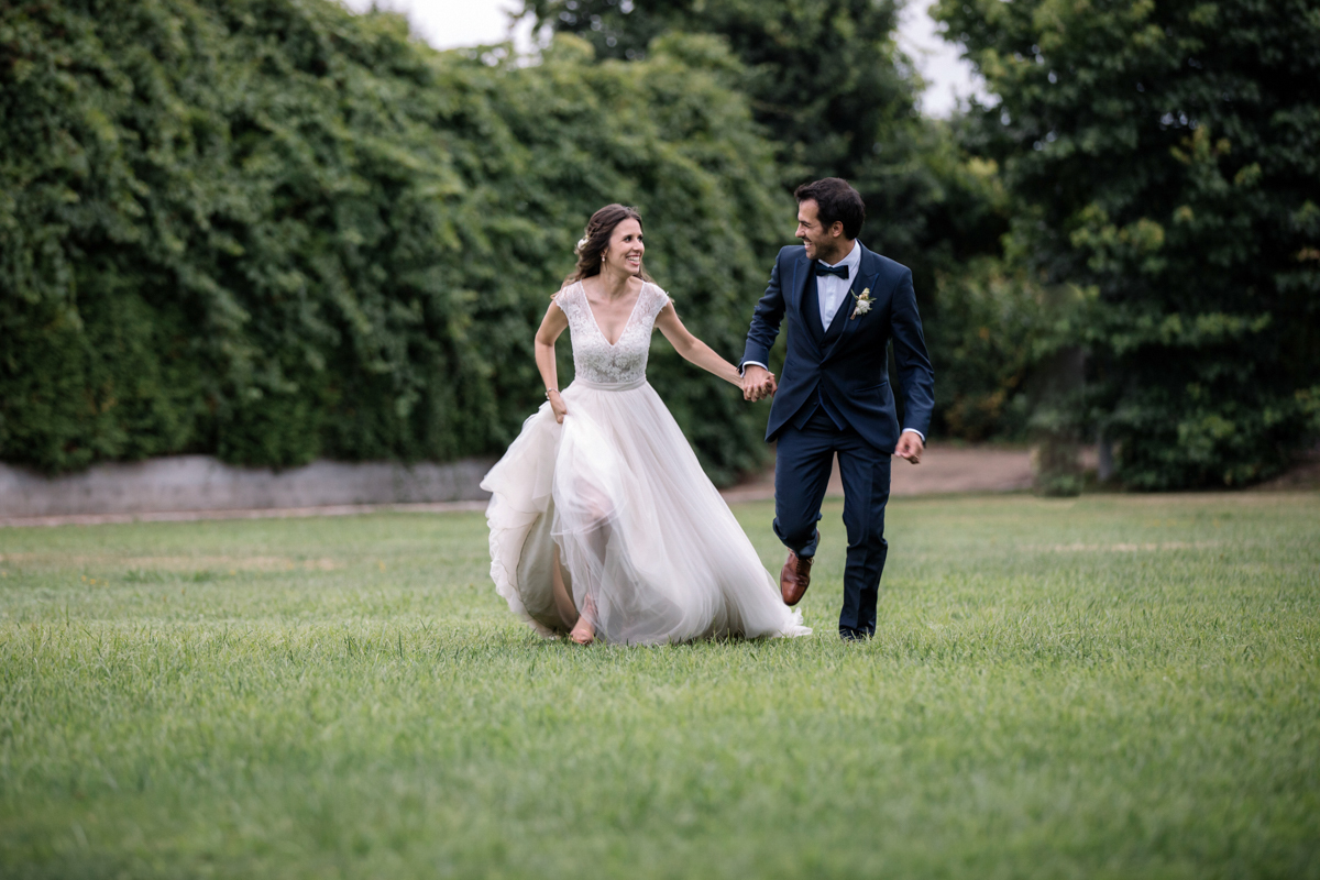 foto divertida dos noivos na sessão de casamento