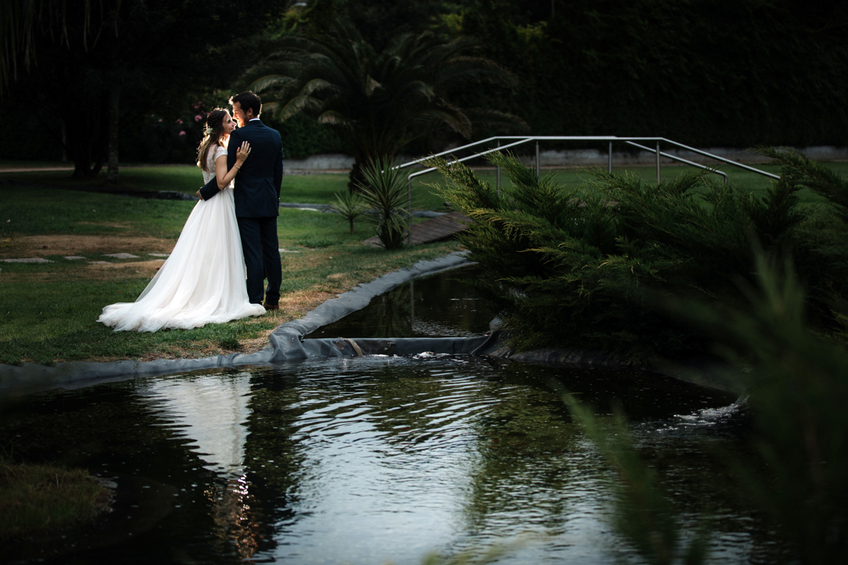 reflexo dos noivos no lago
