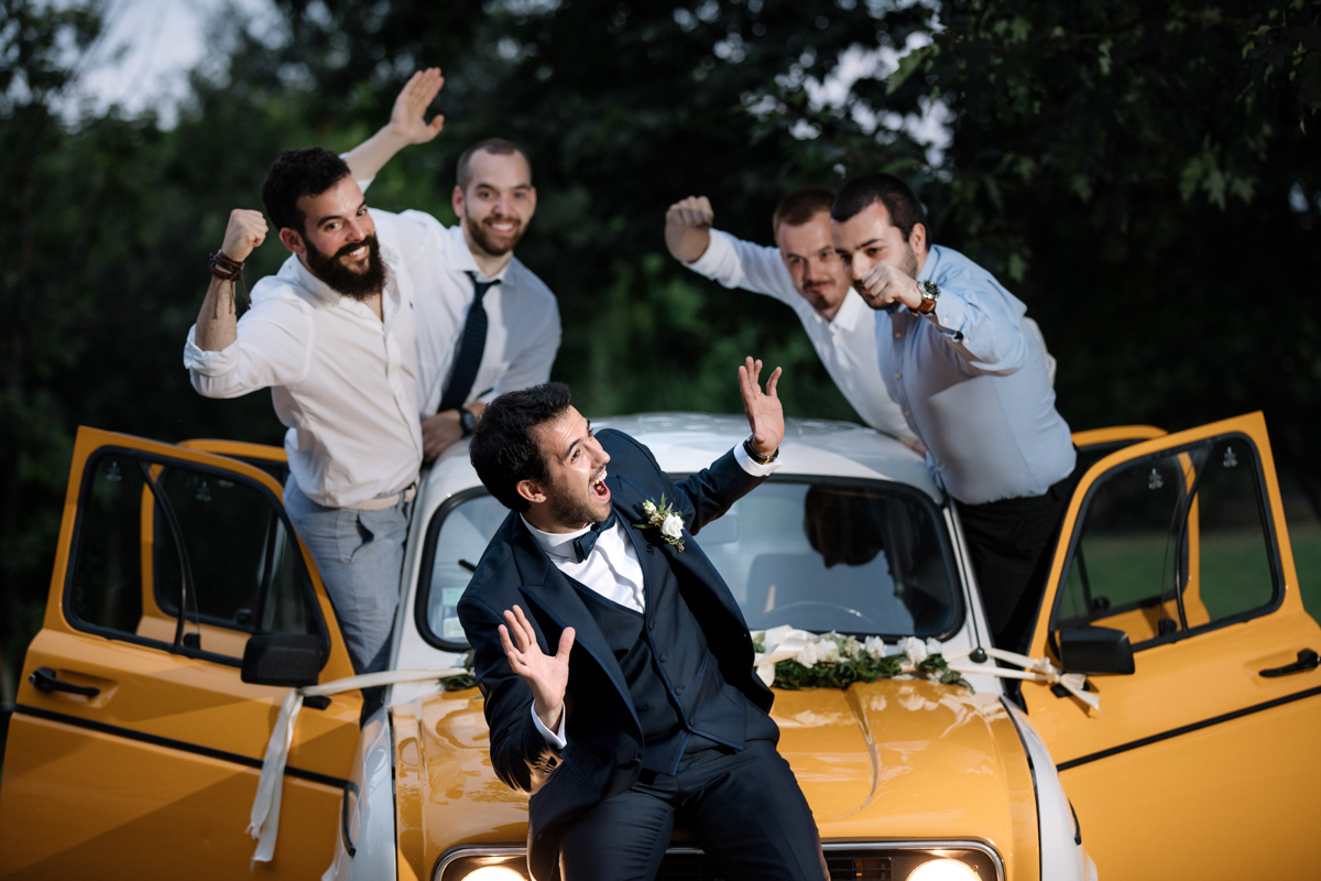 noivo e os amigos no Citroen 4L em casamento