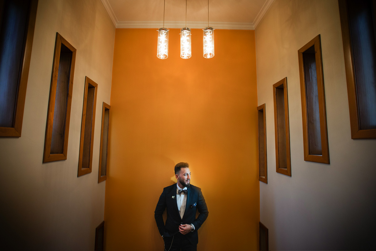 noivo a preparar-se para o casamento