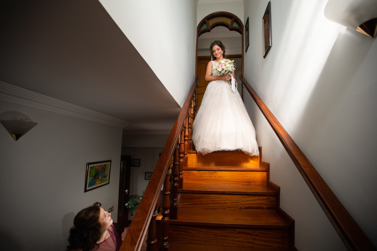 mãe da noiva vê a filha vestida de noiva pela primeira vez