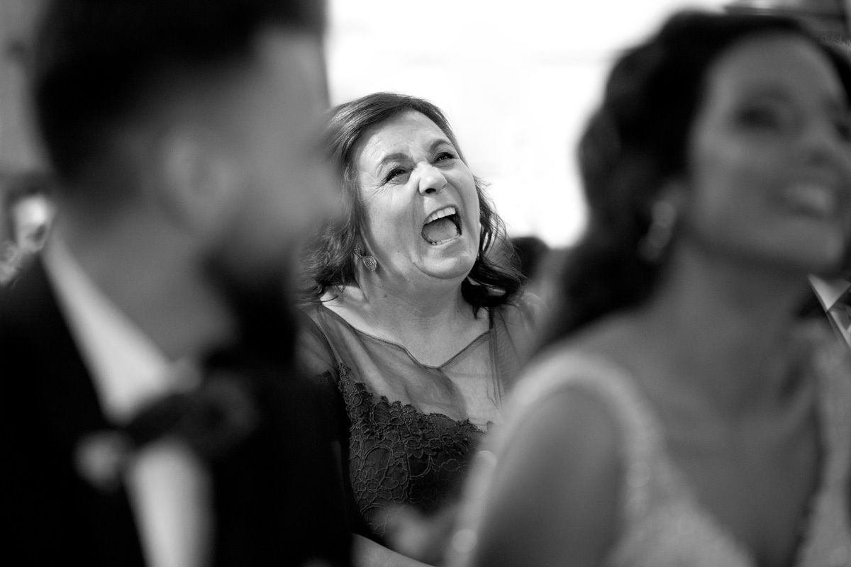 mãe da noiva a rir-se na cerimónia