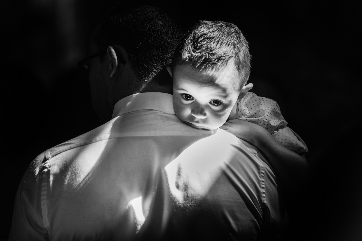 menino das alianças no colo do pai