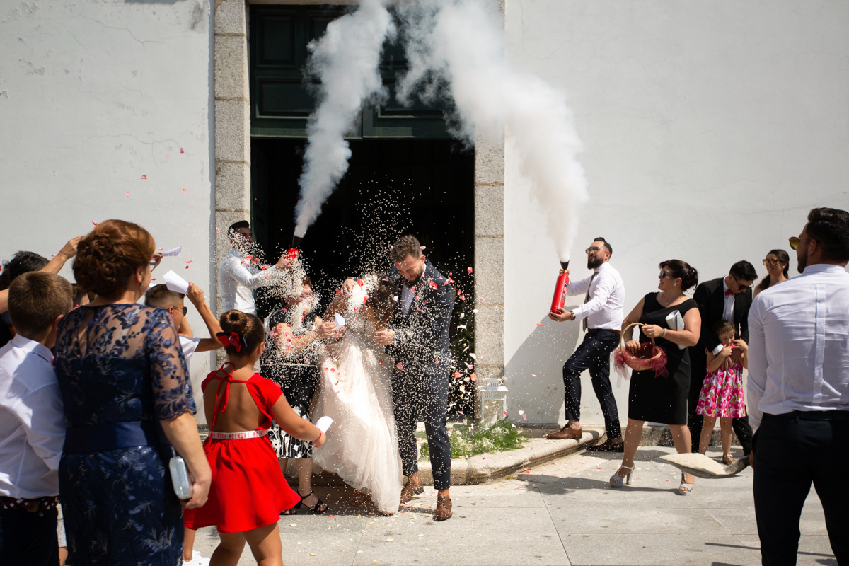 convidados atiram flores aos noivos depois do casamento