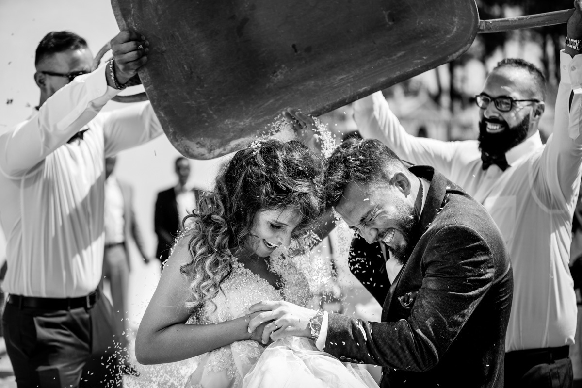 convidados atiram arroz aos noivos à saída da igreja 