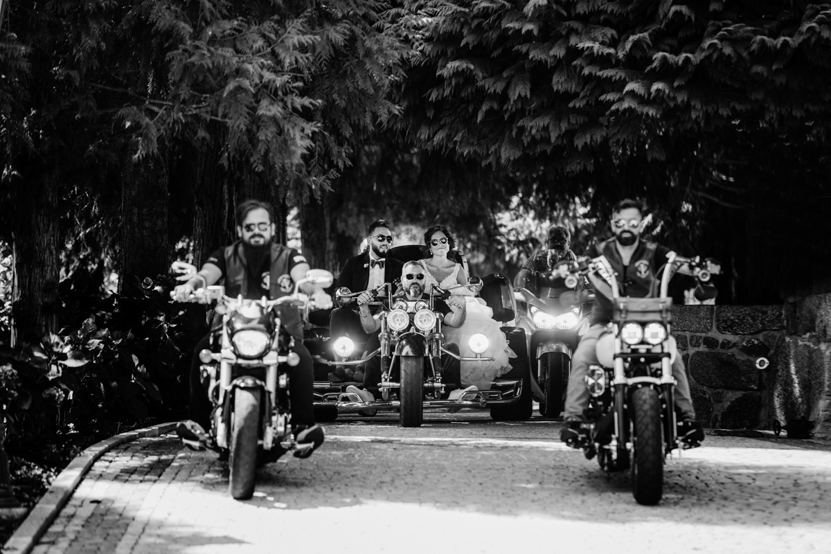 noivos chegam de moto à quinta 