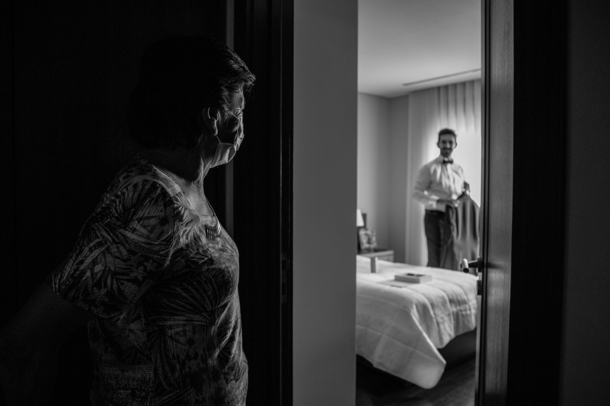 noivo a prepara-se para o casamento