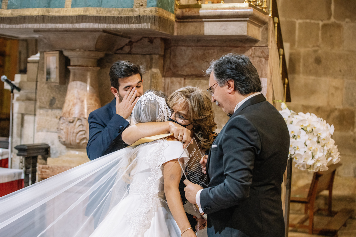 noivos emocionam-se com os pais