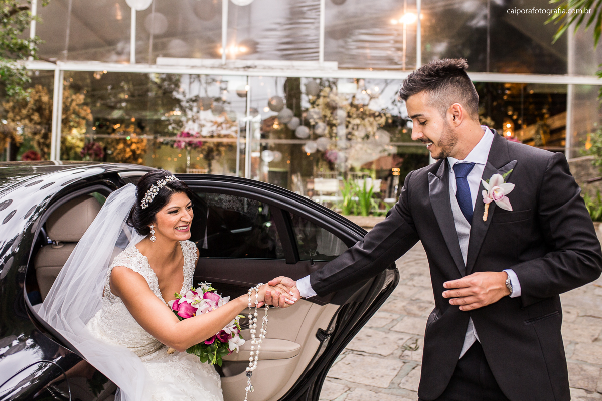 Noiva saindo do carro Decoração de casamento na casa de festa Green House Buffet na ilha do governador  registrado pelo fotógrafo de casamentos RJ Caipora fotografia