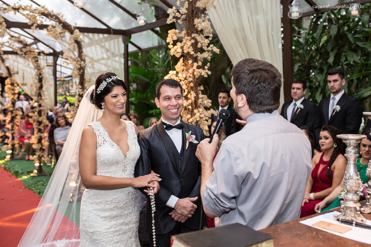 Casamento ao ar livre Entrada do Pajem no na casa de festa Green House Buffet na ilha do governador  registrado pelo fotógrafo de casamentos RJ Caipora fotografia