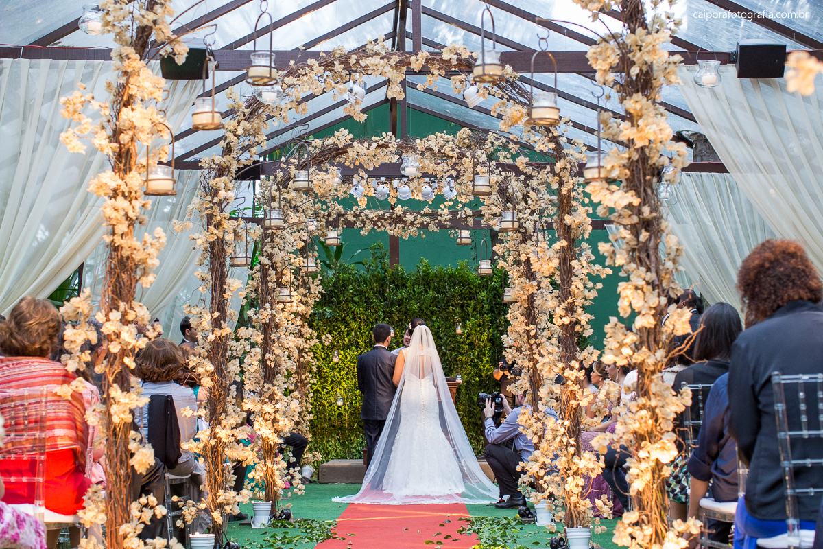 Noivos no altar Entrada do Pajem no na casa de festa Green House Buffet na ilha do governador  registrado pelo fotógrafo de casamentos RJ Caipora fotografia